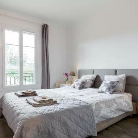 Stylish White And Red Apartments Juan-les-Pins Esterno foto
