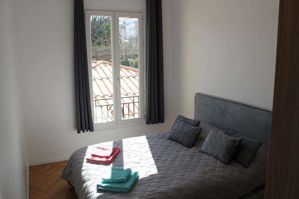 Stylish White And Red Apartments Juan-les-Pins Esterno foto