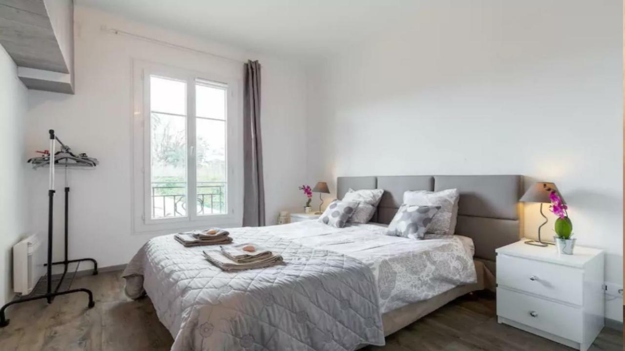 Stylish White And Red Apartments Juan-les-Pins Esterno foto