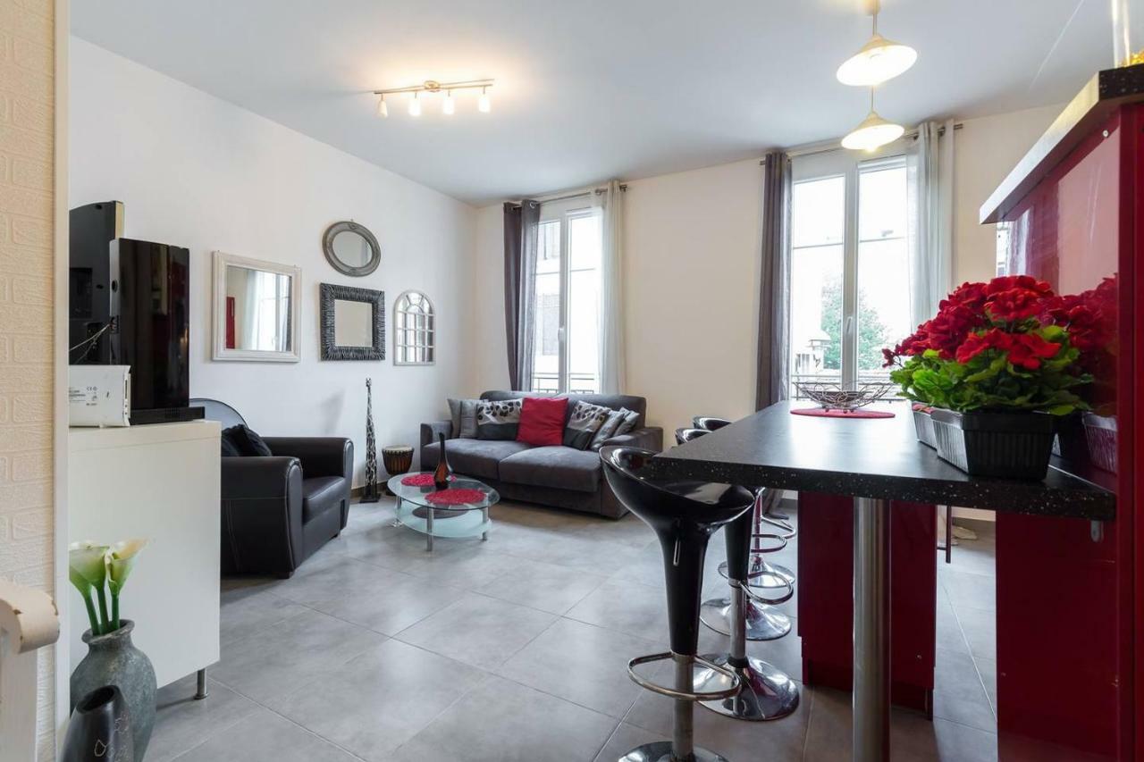 Stylish White And Red Apartments Juan-les-Pins Esterno foto