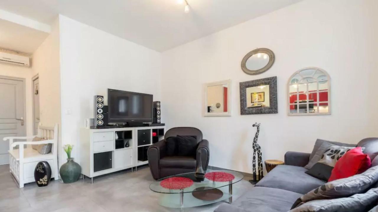 Stylish White And Red Apartments Juan-les-Pins Esterno foto
