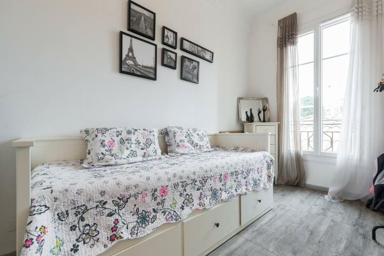 Stylish White And Red Apartments Juan-les-Pins Esterno foto