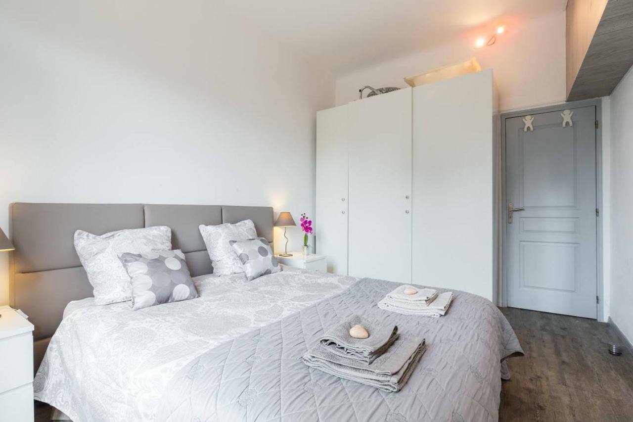 Stylish White And Red Apartments Juan-les-Pins Esterno foto