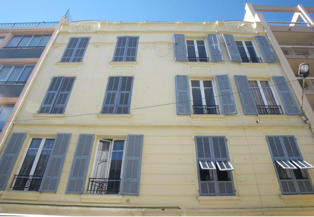 Stylish White And Red Apartments Juan-les-Pins Esterno foto