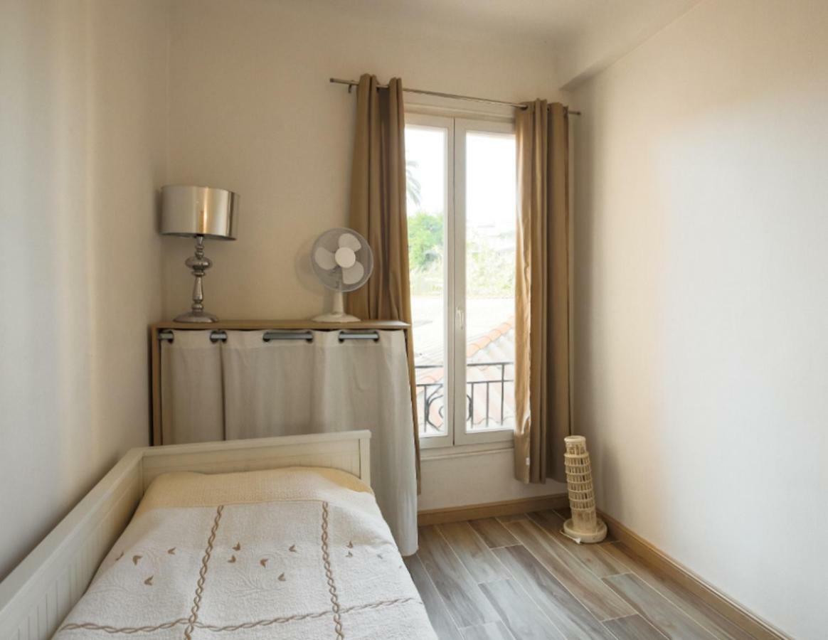 Stylish White And Red Apartments Juan-les-Pins Esterno foto