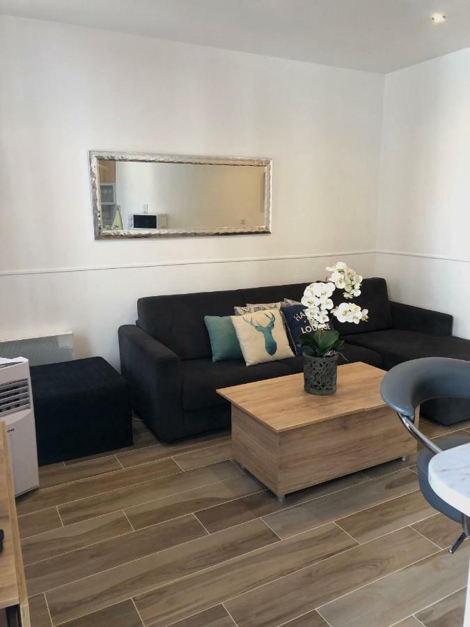 Stylish White And Red Apartments Juan-les-Pins Esterno foto