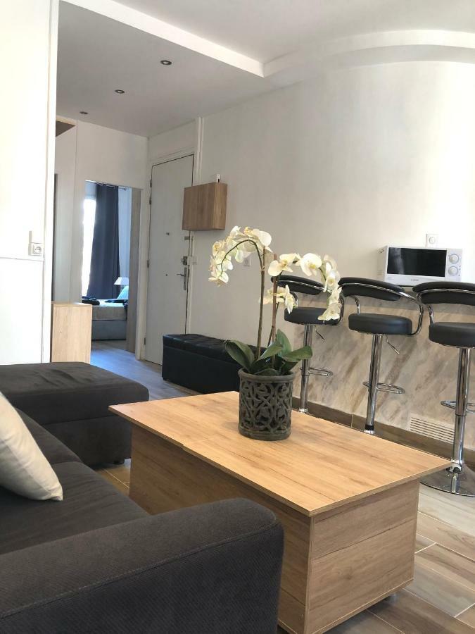 Stylish White And Red Apartments Juan-les-Pins Esterno foto