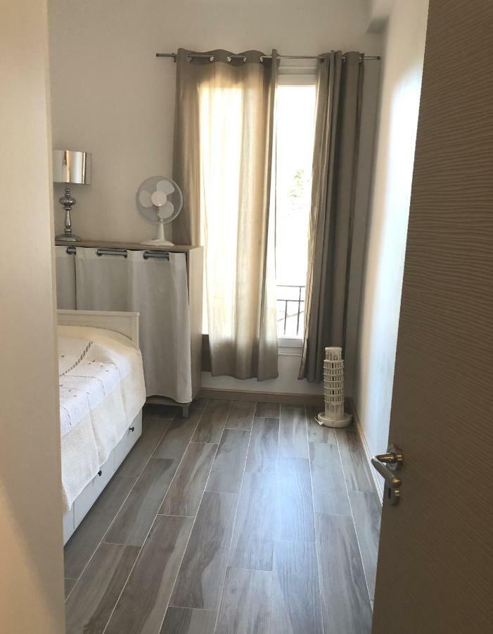 Stylish White And Red Apartments Juan-les-Pins Esterno foto