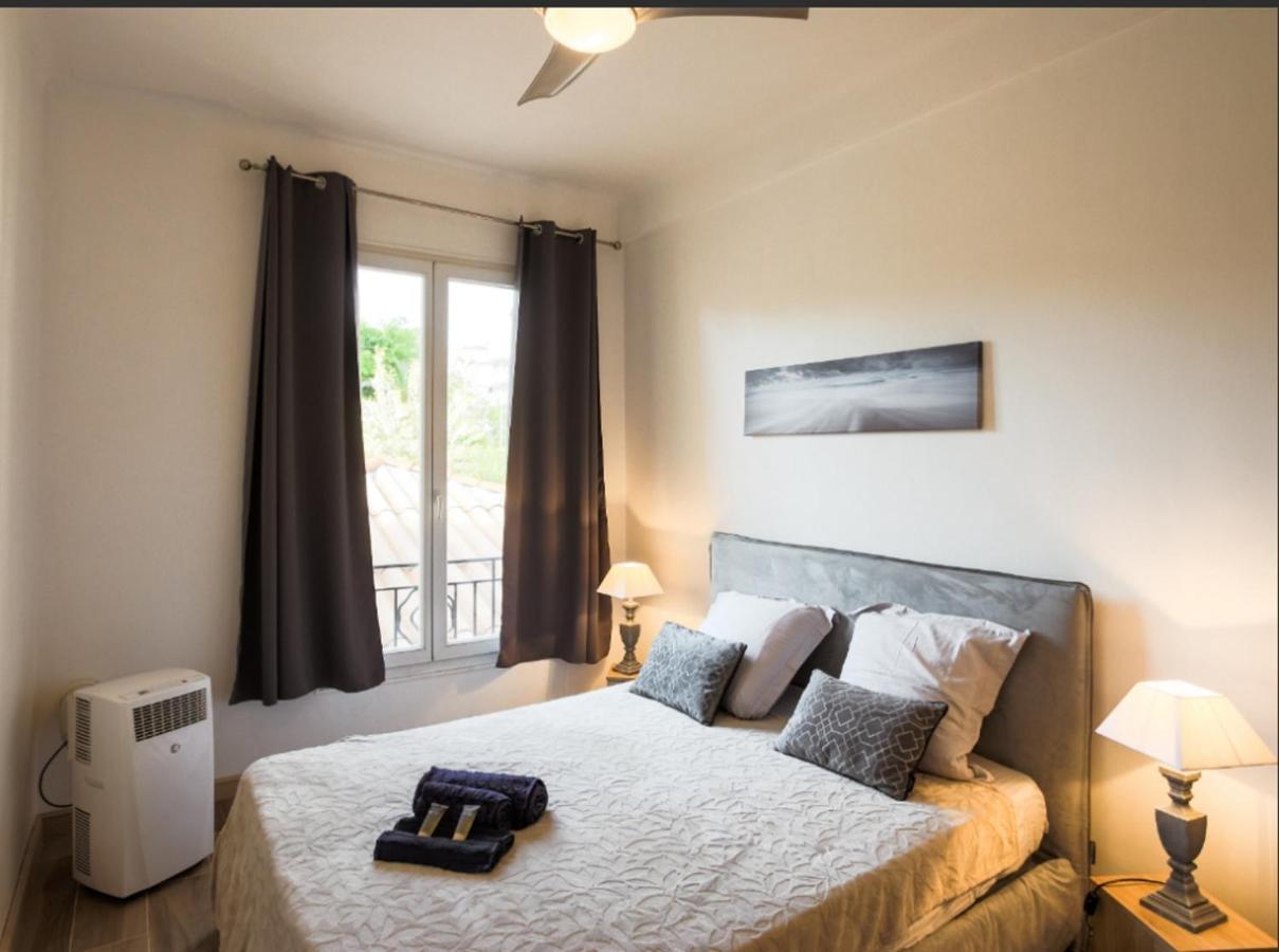 Stylish White And Red Apartments Juan-les-Pins Esterno foto