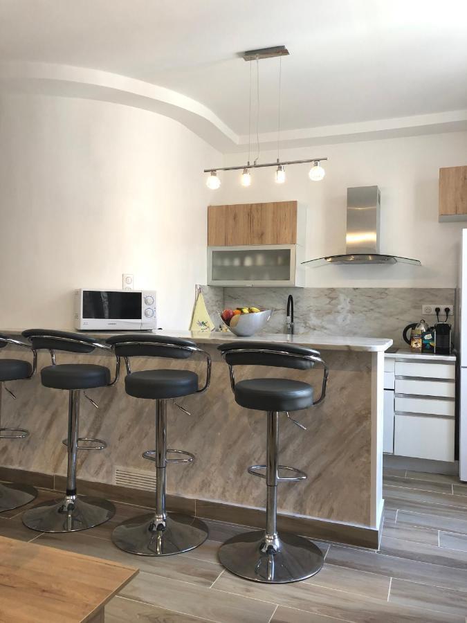 Stylish White And Red Apartments Juan-les-Pins Esterno foto