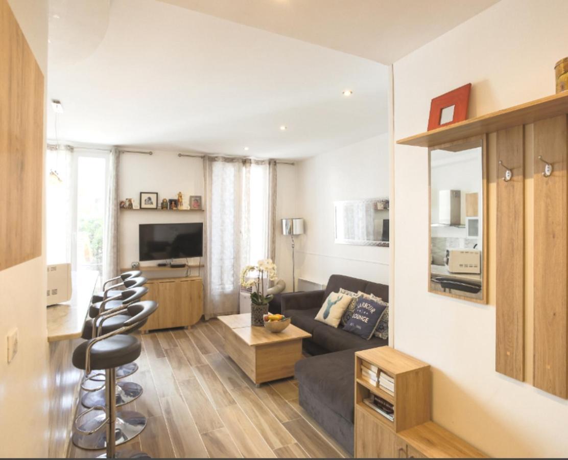 Stylish White And Red Apartments Juan-les-Pins Esterno foto