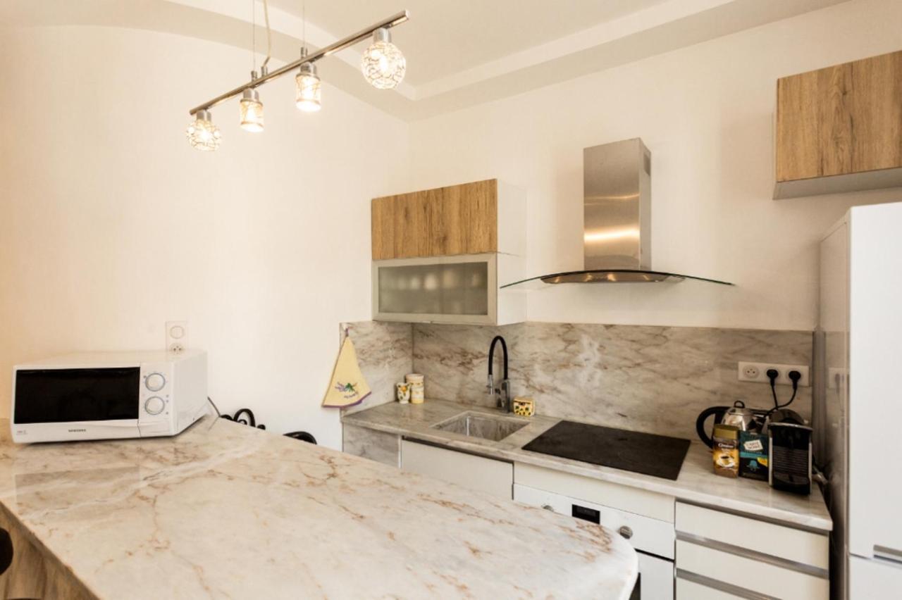Stylish White And Red Apartments Juan-les-Pins Esterno foto